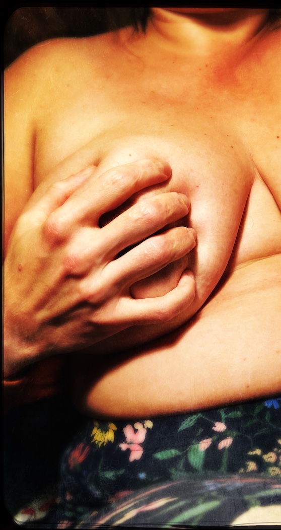 Männerhand auf Astrids nackter Brust
